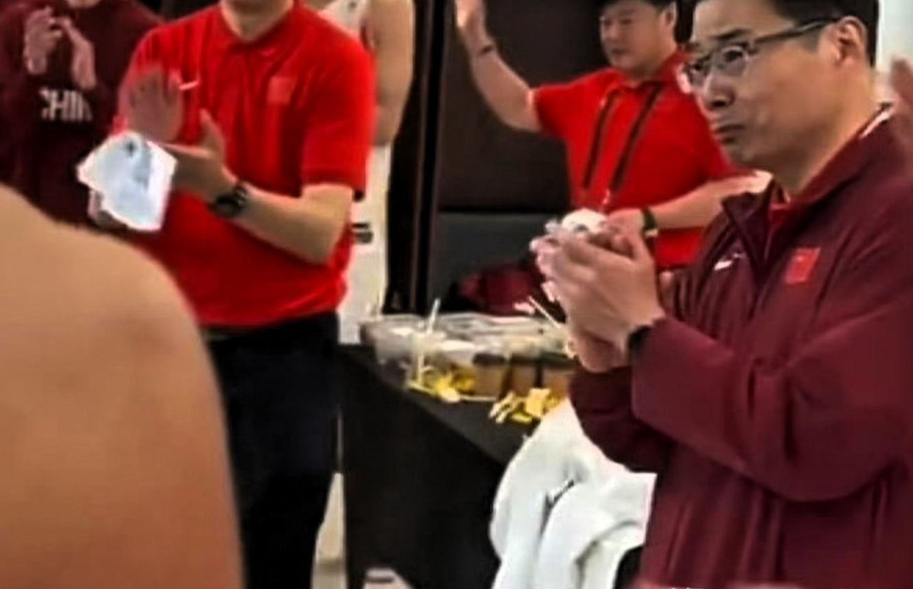 华体会入口-压力山大！男篮2连胜，更衣室有1人在哭泣，郭士强前来安慰