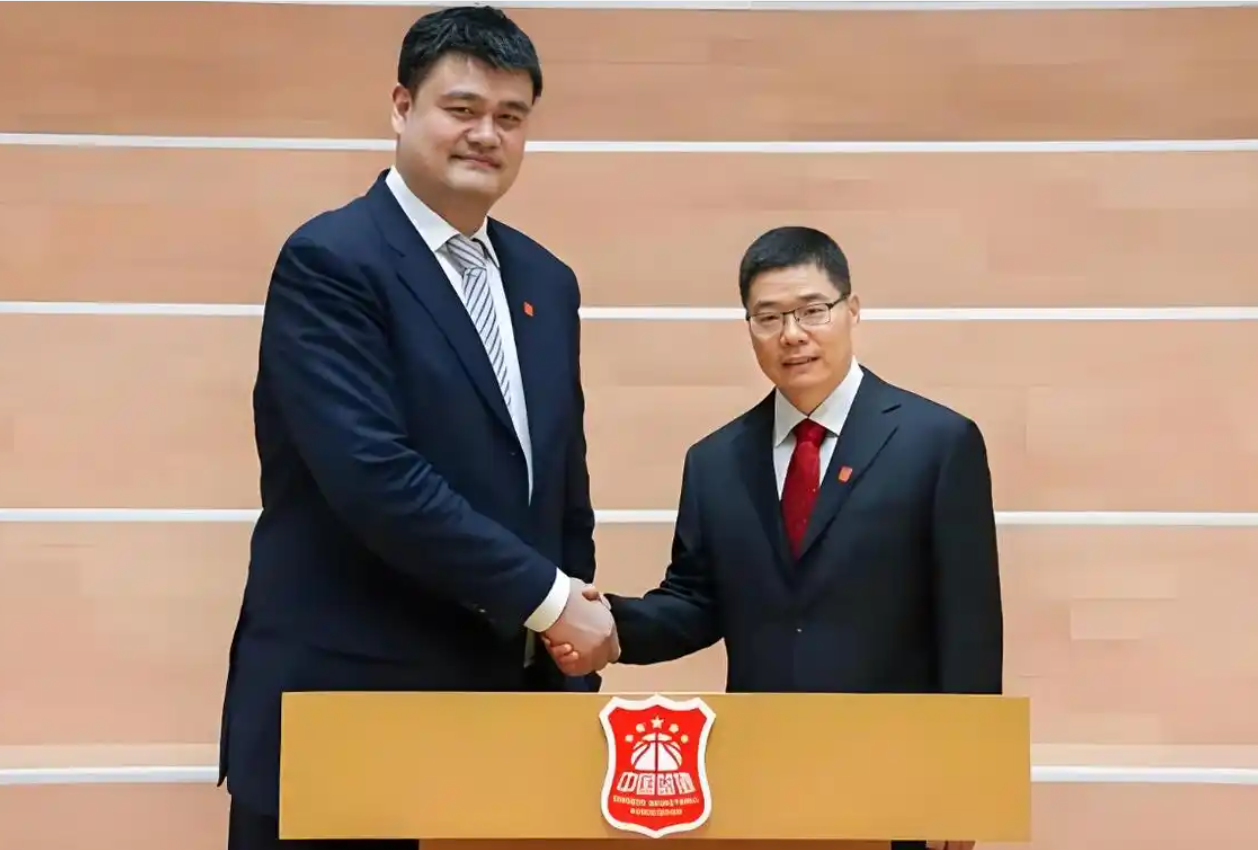 华体会入口-压力山大！男篮2连胜，更衣室有1人在哭泣，郭士强前来安慰