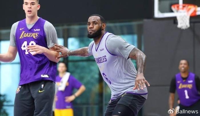 美记:湖人正筹划一笔整合性交易,旨在腾出一个名额方便使用双年特例