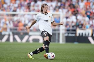 记者：埃因霍温将签下瓦伦西亚20岁中卫亚雷克，转会费约1000万欧