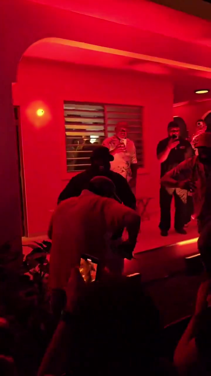 嗨翻全场🤣观众晒出詹姆斯与坏痞兔演唱会激情热舞片段🕺🏾