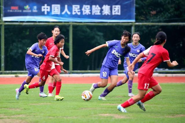 华体会官方网站-绿茵为曲 青春为歌 2025第二届“中国人保杯”青少年U15女子足球邀请赛闭幕