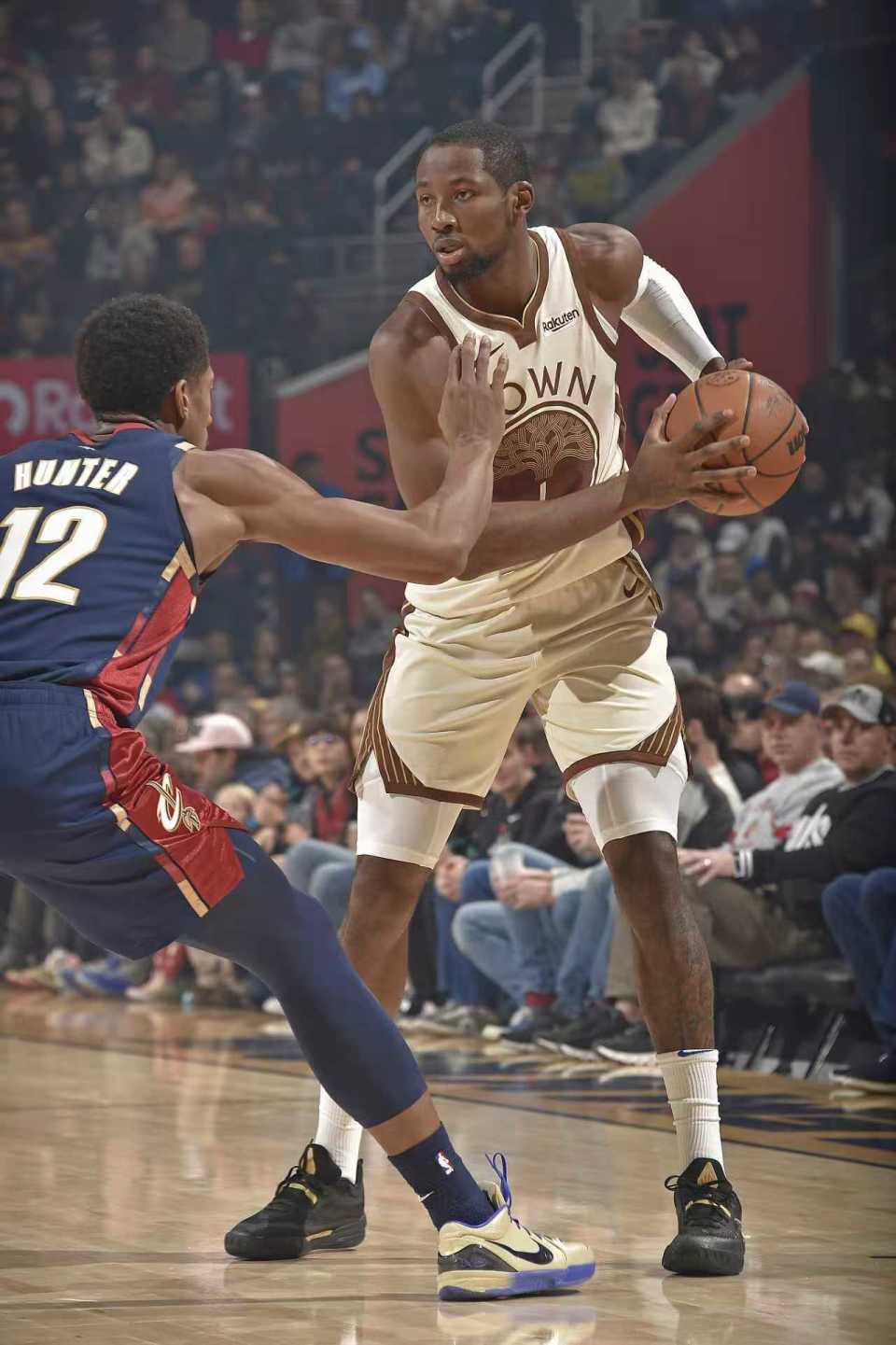 华体会官方网站-库里巴特勒缺席勇士险胜骑士 米切尔29+7三分迎14000分里程碑