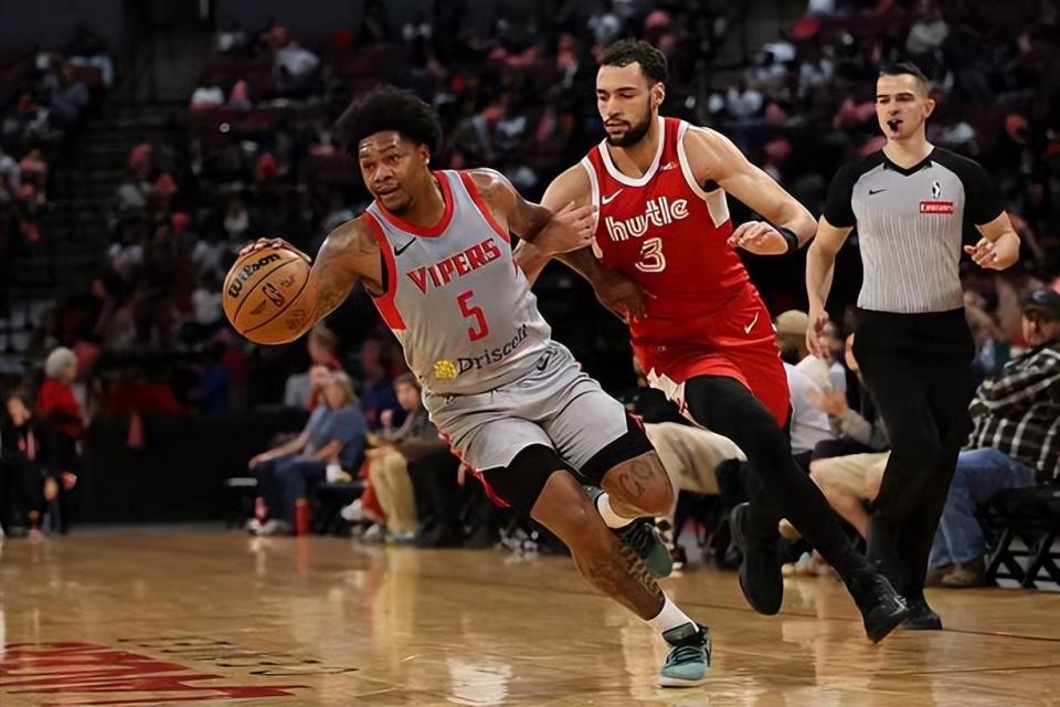 华体会官方网站-毫无表现还能进先发?火箭二队得用人方式让人感到无法理解?