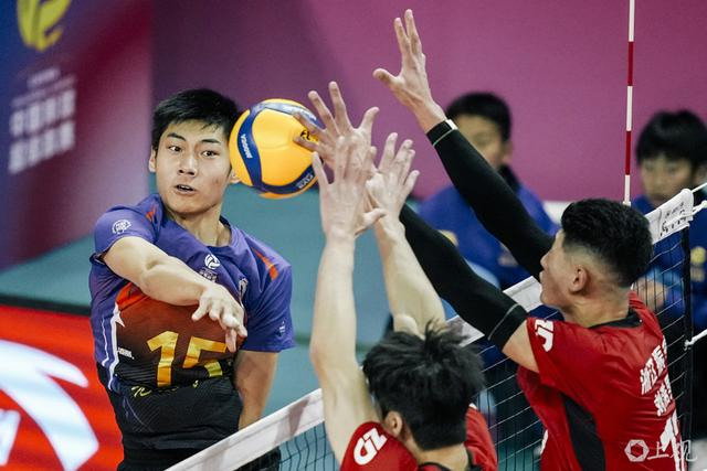 华体会入口-19岁“小孩哥”王泊涵接过金牌教头沈琼15号球衣,中国男排主攻线新星诞生|上海男排|上海女排|训练|联赛|少年_新浪体育_新浪新闻