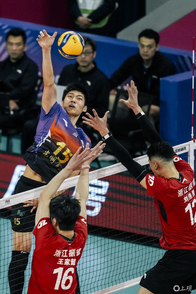华体会入口-19岁“小孩哥”王泊涵接过金牌教头沈琼15号球衣,中国男排主攻线新星诞生|上海男排|上海女排|训练|联赛|少年_新浪体育_新浪新闻