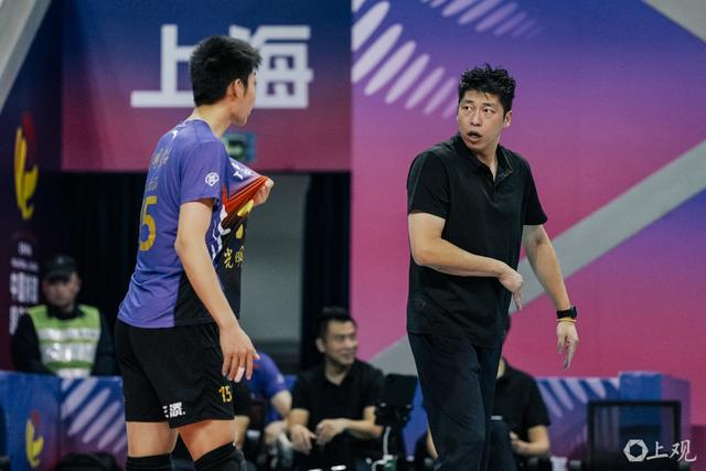 华体会入口-19岁“小孩哥”王泊涵接过金牌教头沈琼15号球衣,中国男排主攻线新星诞生|上海男排|上海女排|训练|联赛|少年_新浪体育_新浪新闻