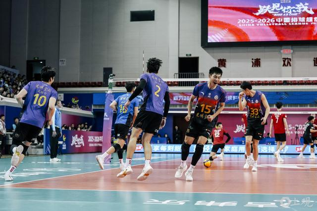 华体会入口-19岁“小孩哥”王泊涵接过金牌教头沈琼15号球衣,中国男排主攻线新星诞生|上海男排|上海女排|训练|联赛|少年_新浪体育_新浪新闻