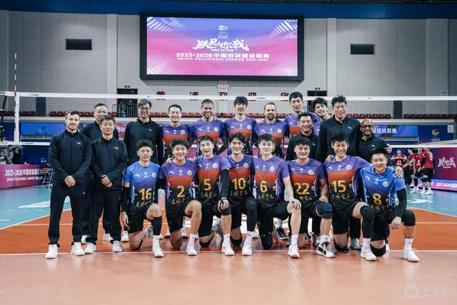 华体会入口-19岁“小孩哥”王泊涵接过金牌教头沈琼15号球衣,中国男排主攻线新星诞生|上海男排|上海女排|训练|联赛|少年_新浪体育_新浪新闻